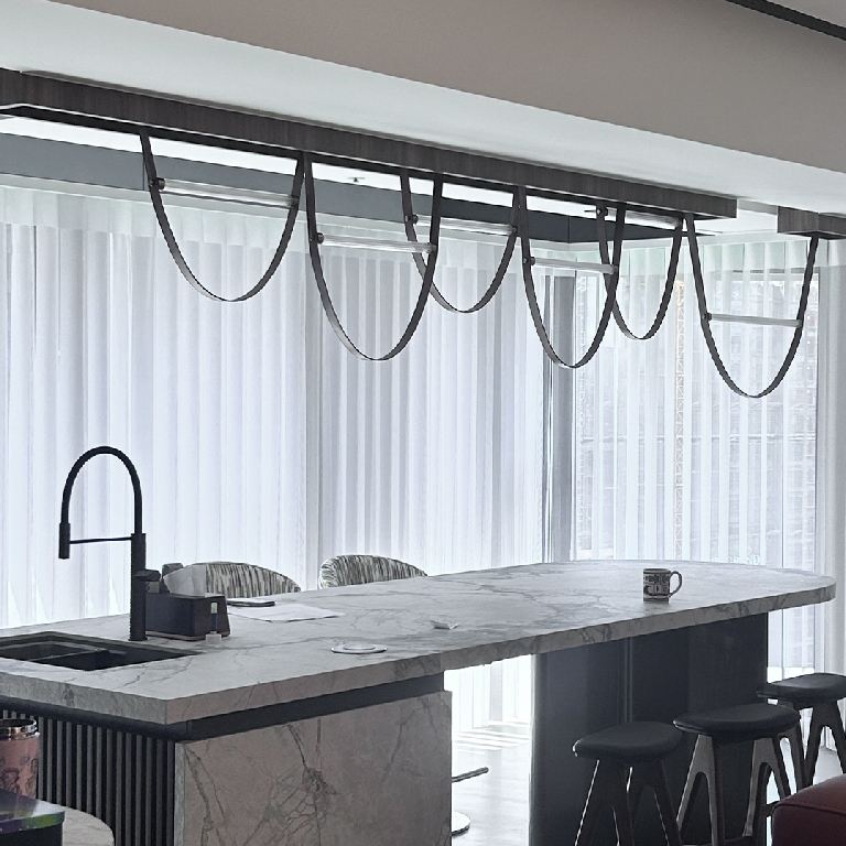 桃園窗簾｜大面積落地窗＋電動彎軌直立柔紗簾｜昭揚天地